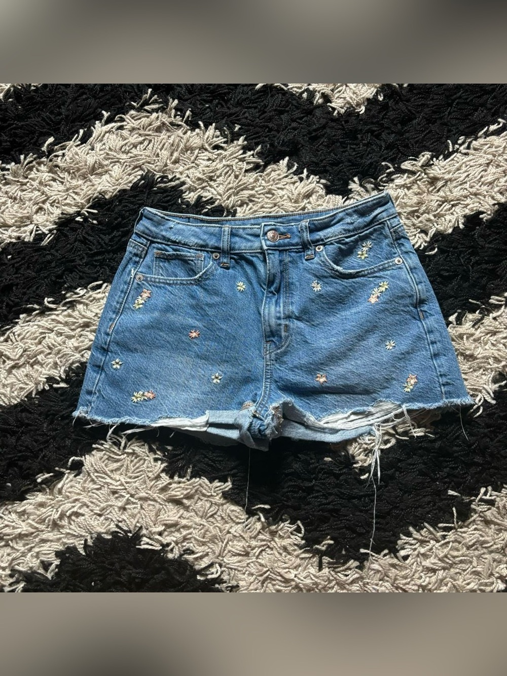 American Eagle Floral Embroidered Light Wash Denim Distressed Jean Shorts Size 2